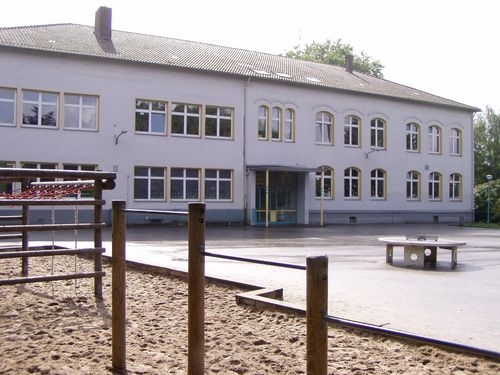 Ansicht des Schulgebäudes von der Schulhofseite aus